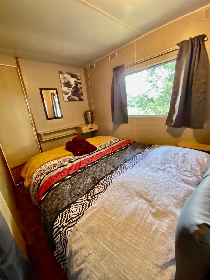 Mobilhome Sous Chalet En Bois A La Ferme Josnes Exterior foto